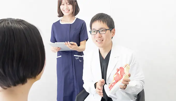 医師による患者の診察風景