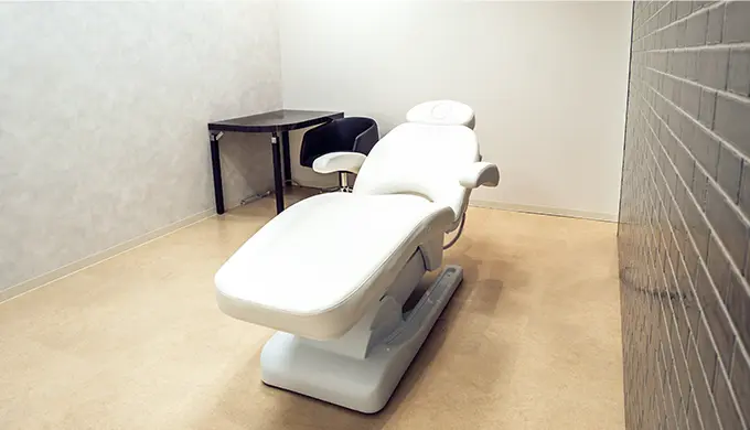 院内の処置用ベッド