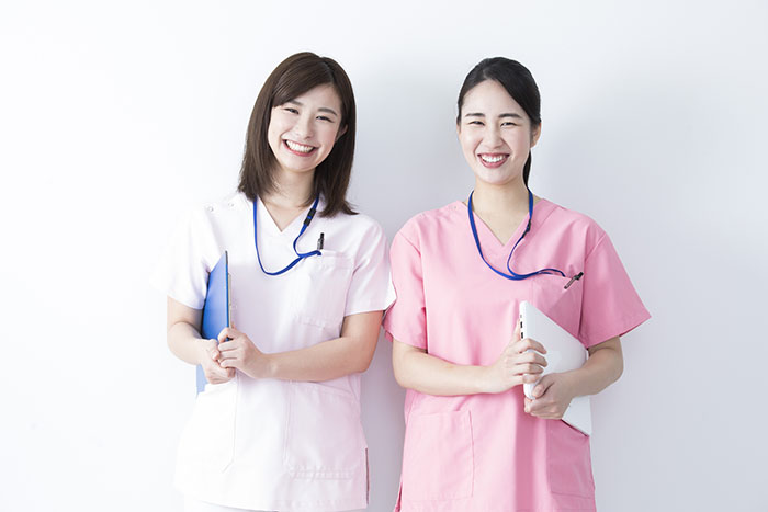 二人の女性看護師