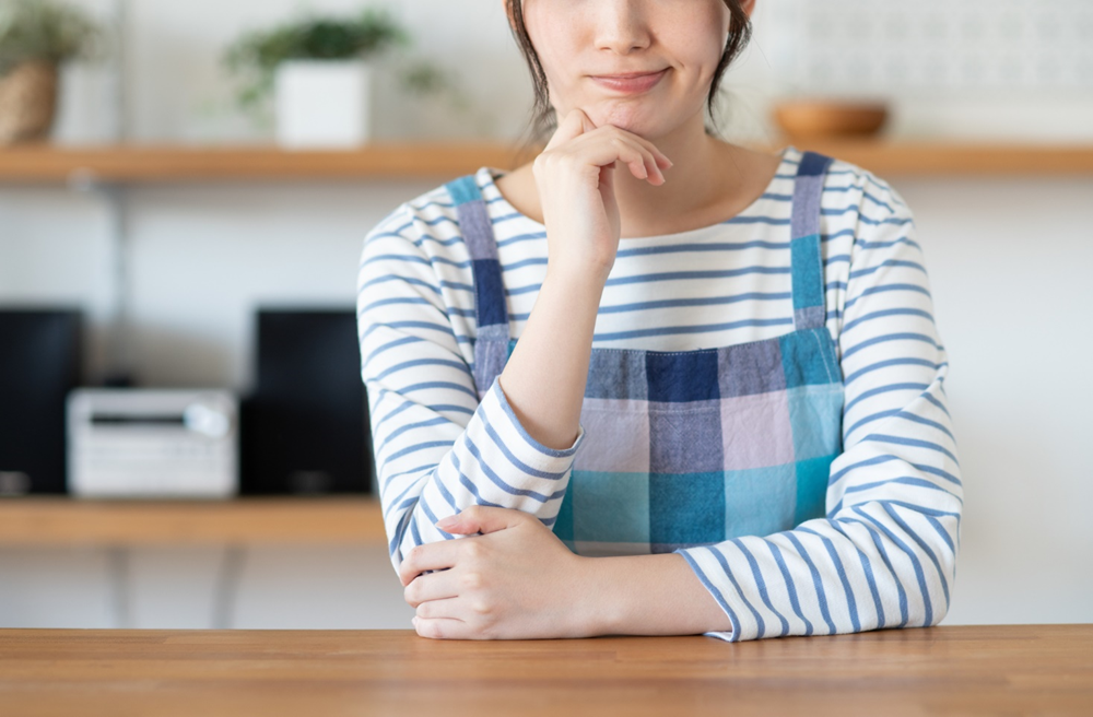 考える女性