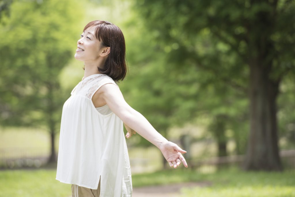 すがすがしい気持ちの女性