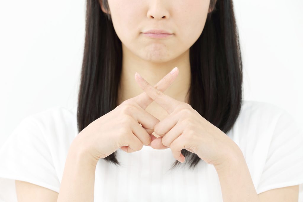 注意する女性