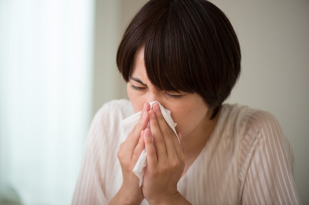 鼻をかむ女性