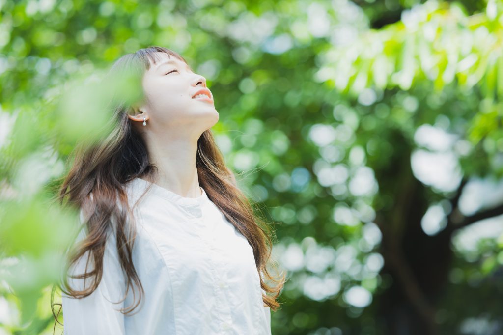 自然の中にいる女性