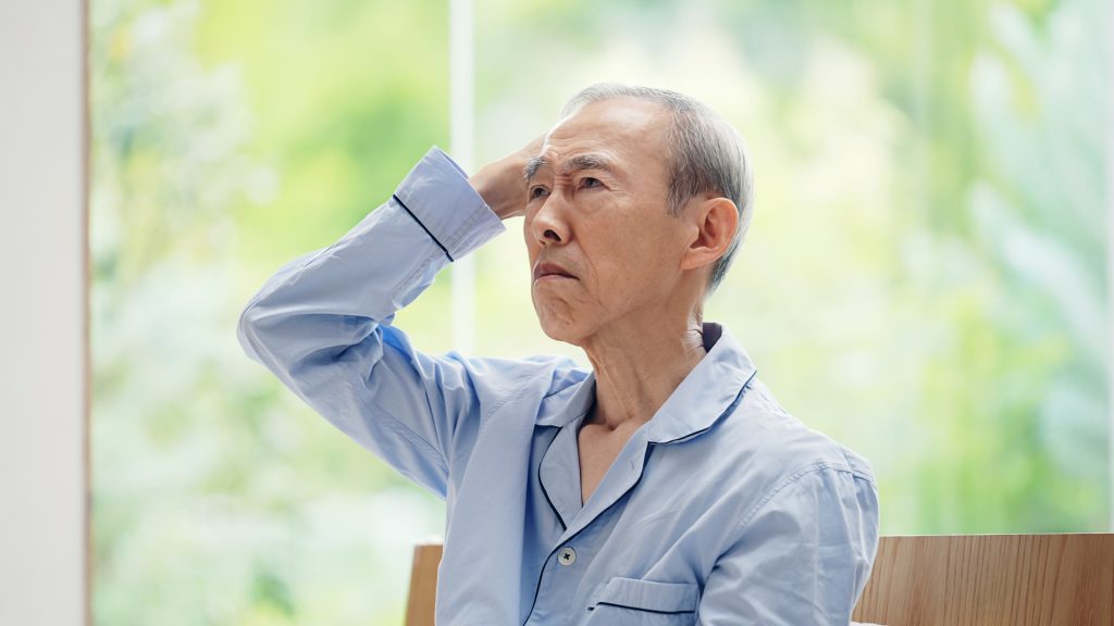 頭を抱える男性