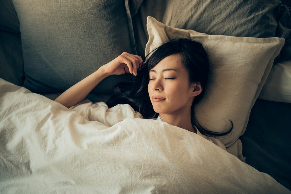 静かに寝ている女性