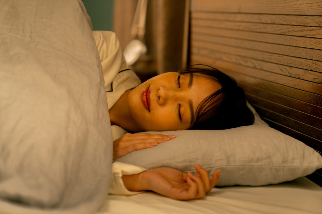 心地よさそうにベッドで眠る女性