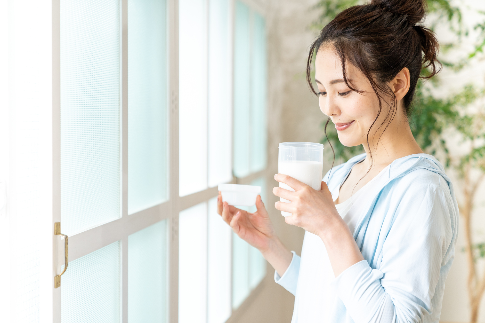 プロテインを持っている女性