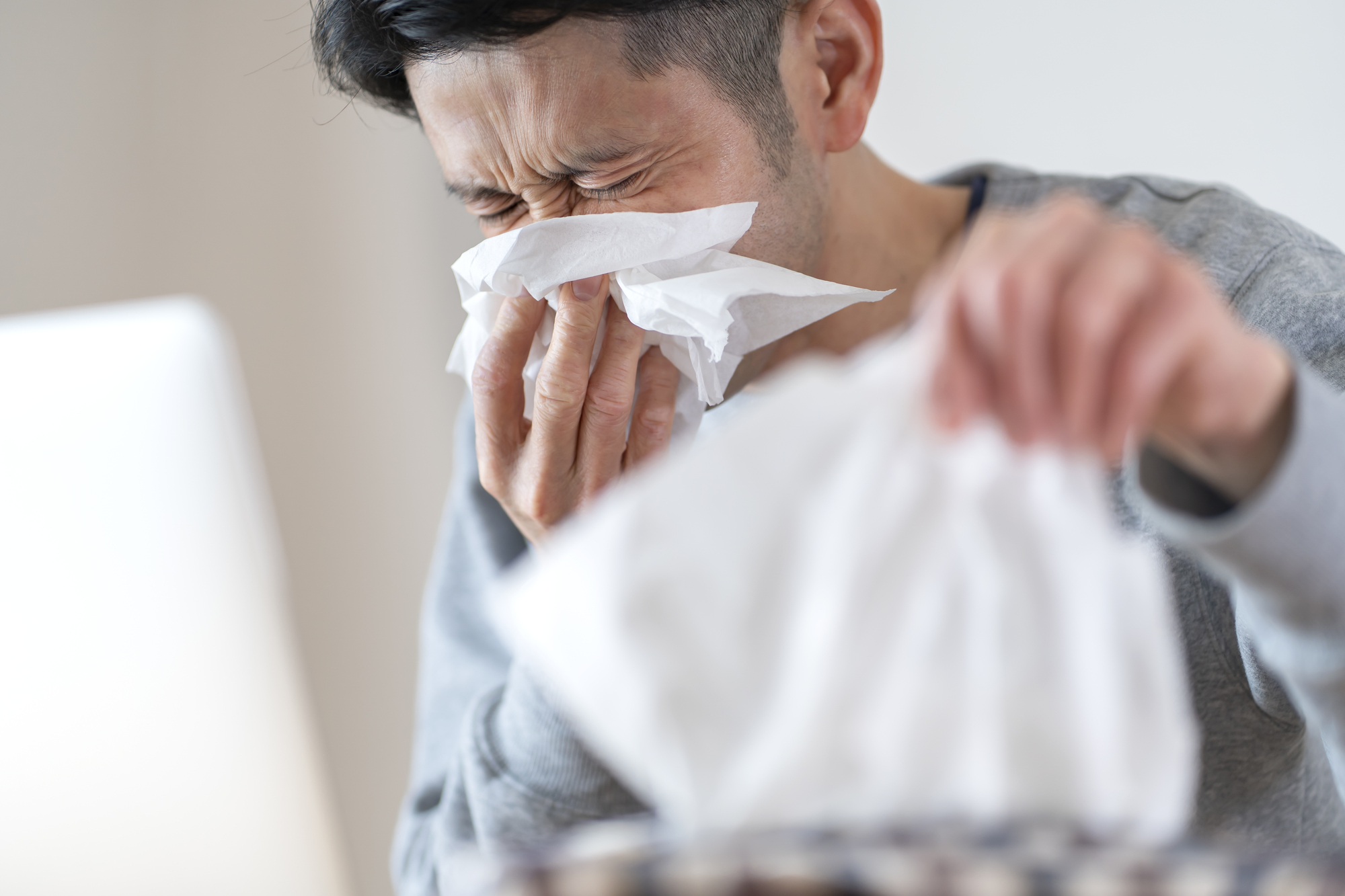 花粉症に悩む男性