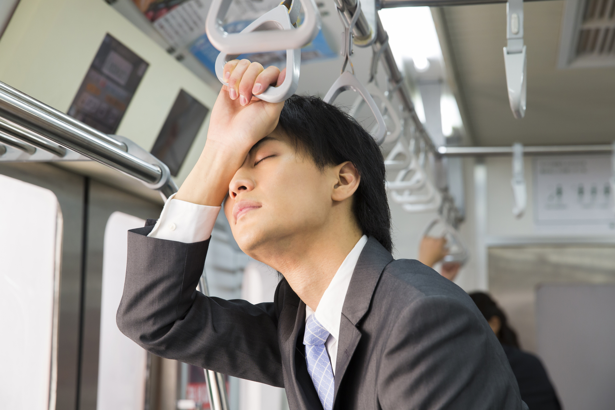 電車通勤中に寝てしまったサラリーマン