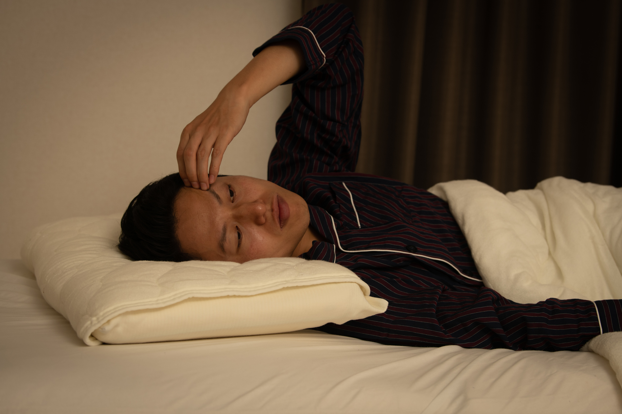 眠れない男性