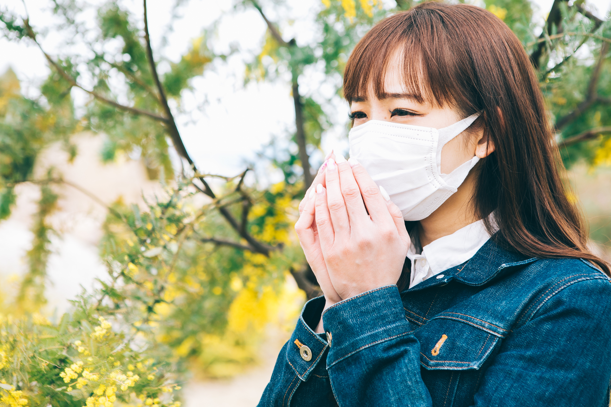 マスクで花粉症対策をする女性