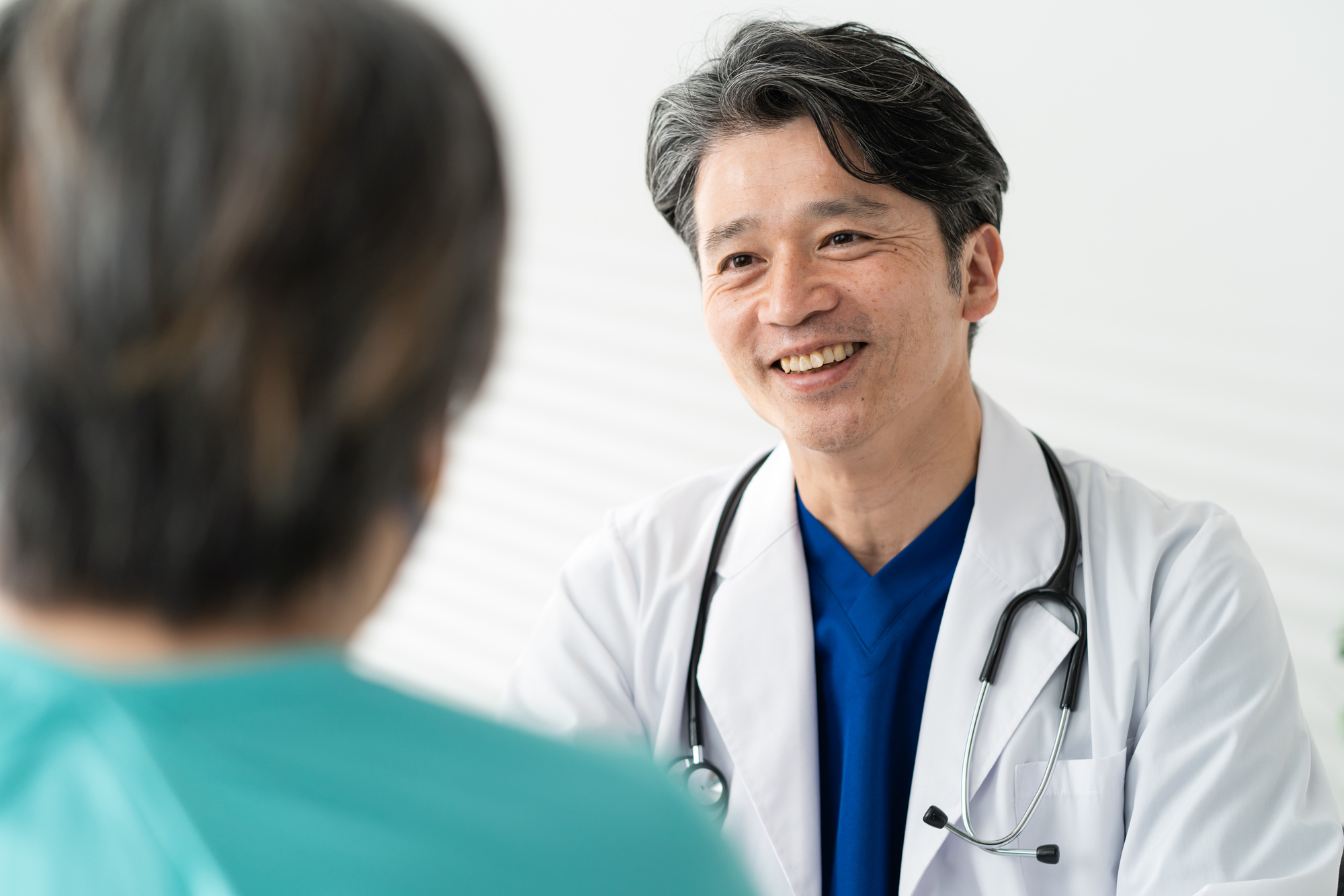 診察をする医師