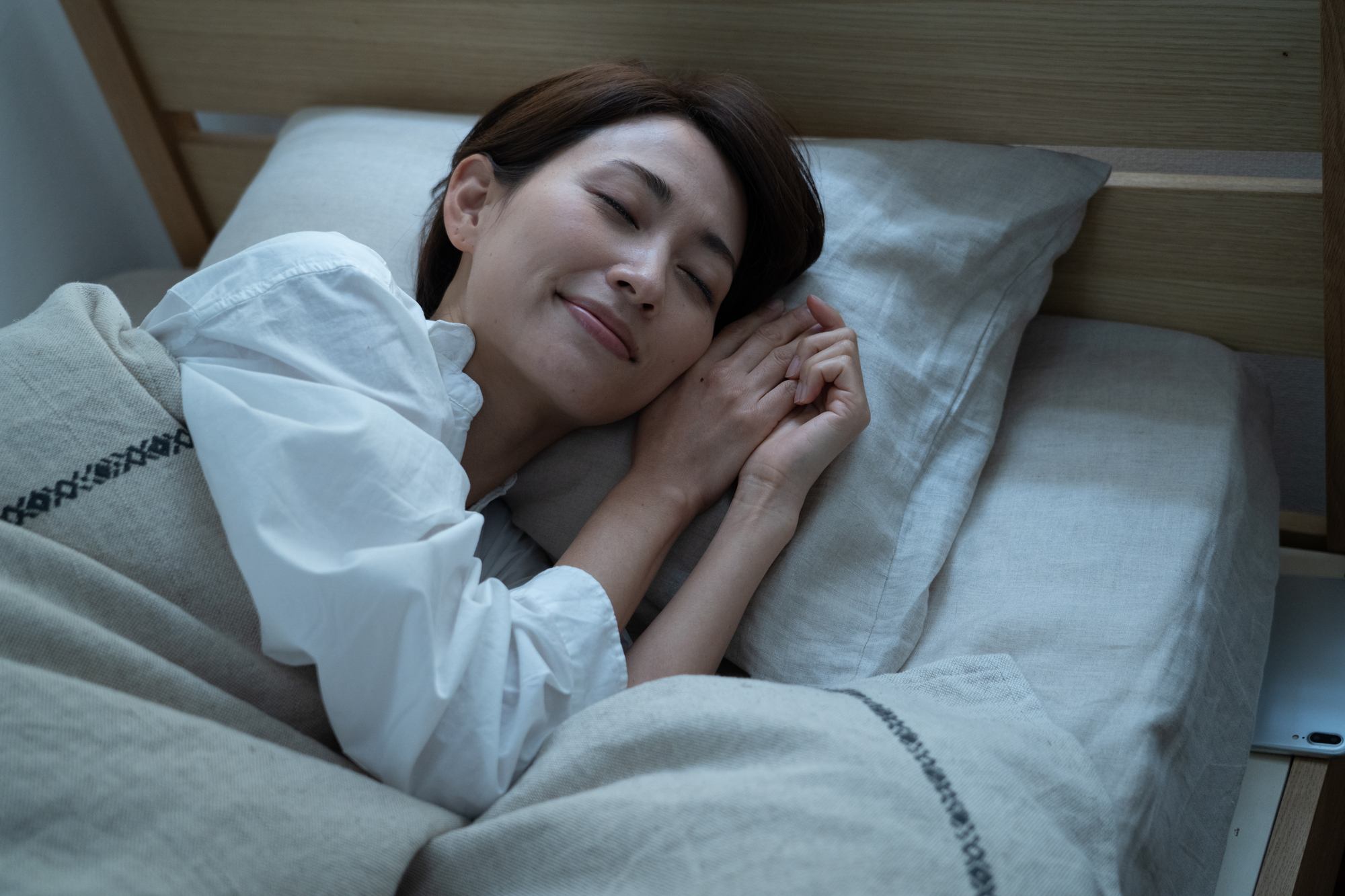 快眠する女性