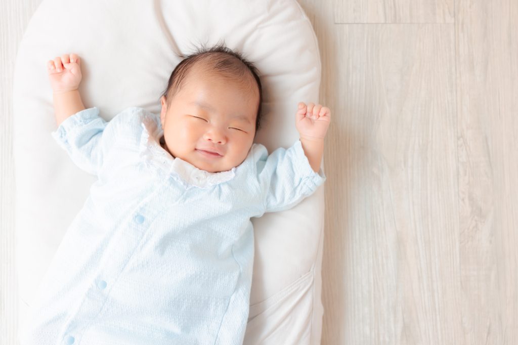  寝ながら笑う赤ちゃん 3/5　新生児微笑　えな笑い　天使の微笑み