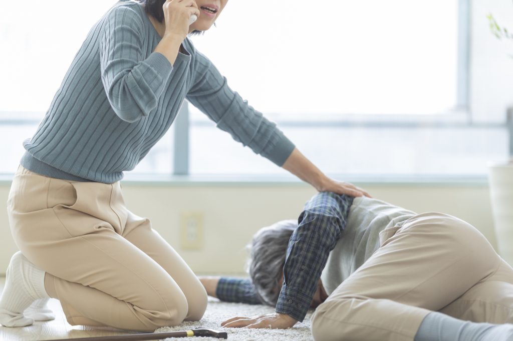 シニア男性が部屋の中で倒れている