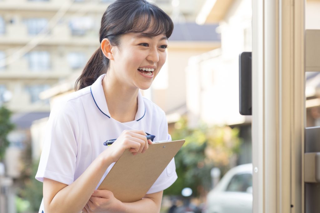 住宅街に立つ医療従事者