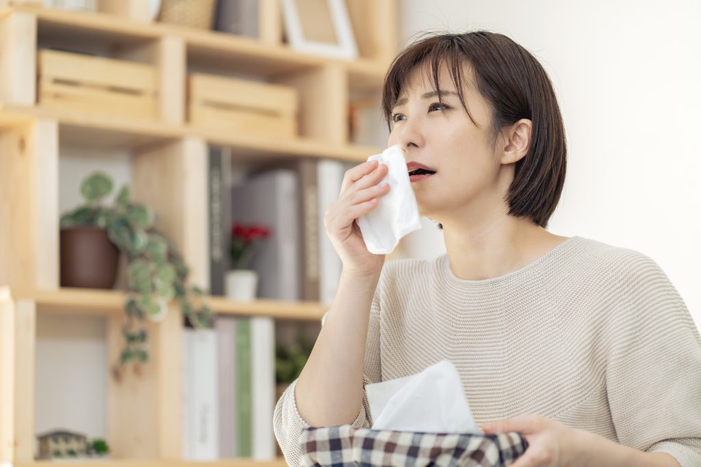 花粉症に苦しむ女性