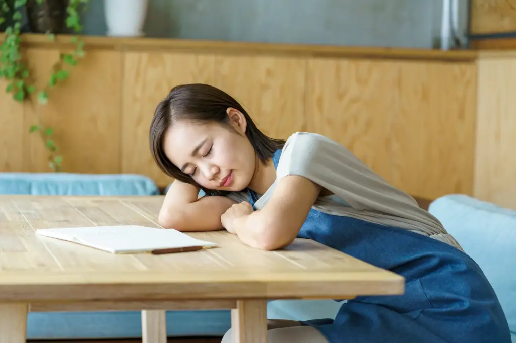 【寝ても寝ても眠い女性へ】年代別の原因と改善方法を徹底解説！ | 【公式】いびきメディカルクリニック