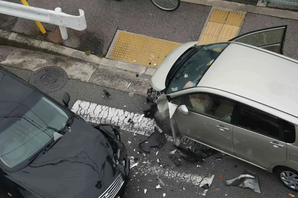 自動車事故を起こしている画像