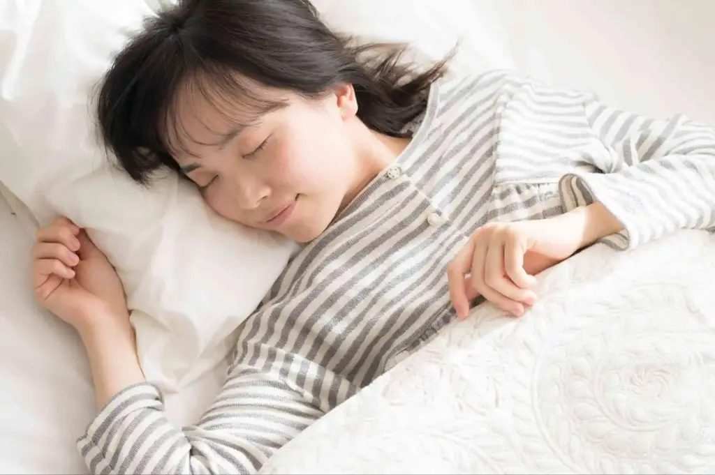 眠る女性