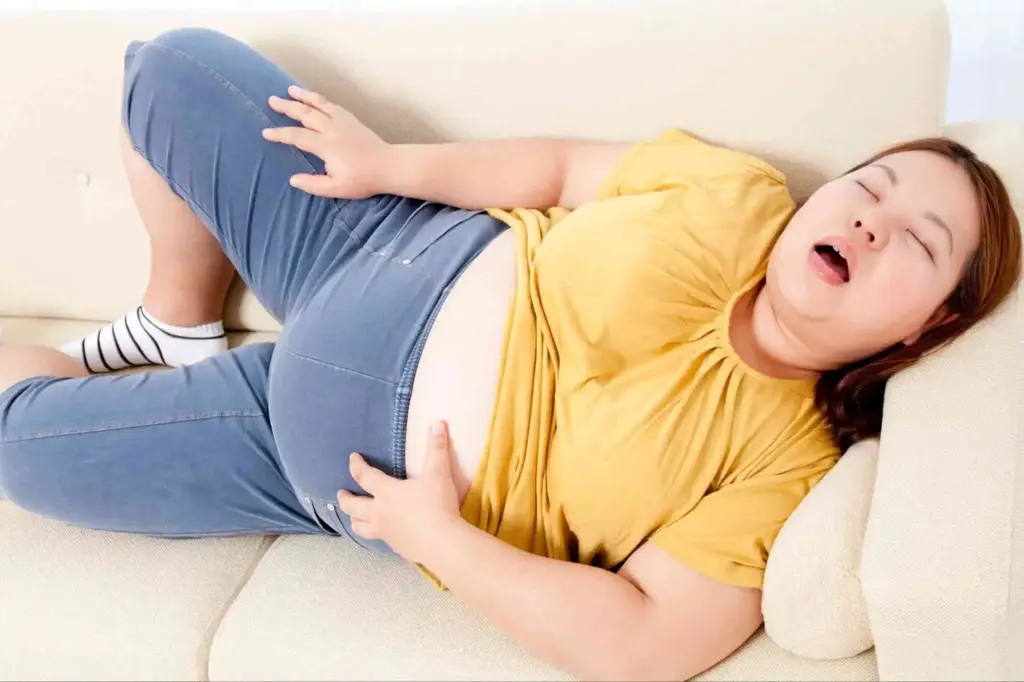 ソファで横になる女性