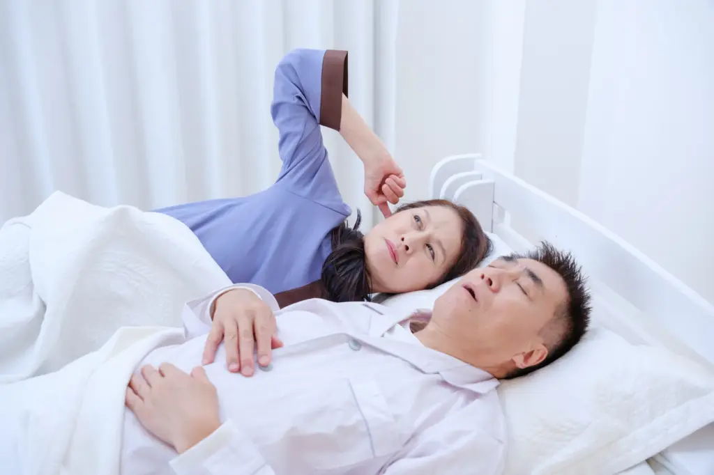 夫のいびきに悩まされる妻