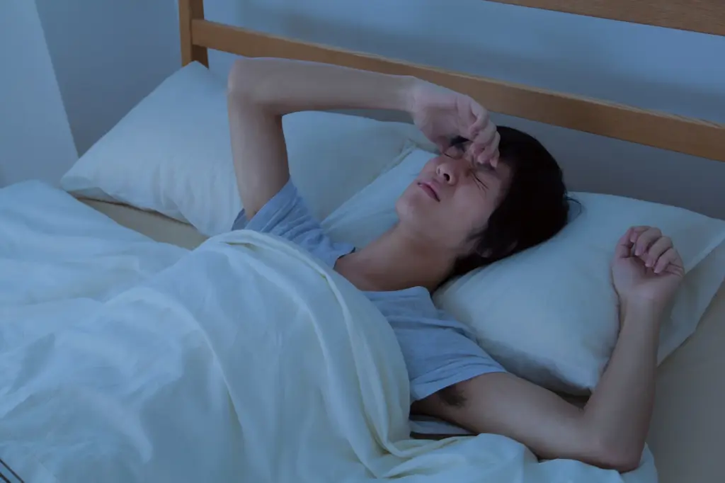 眠れない男性