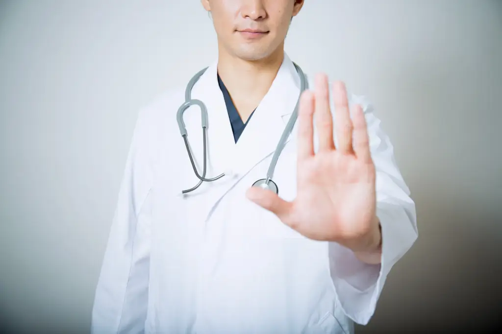 注意をうながす医師