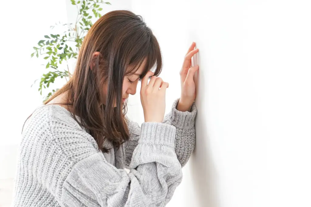 頭痛に悩まされる女性