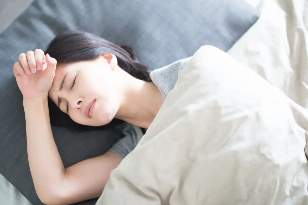ベッドで眠る女性