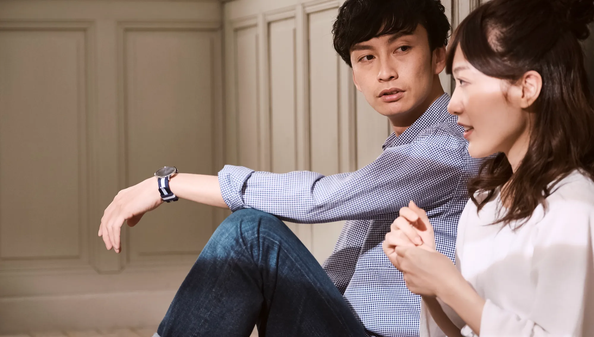 男女が話し合うようす