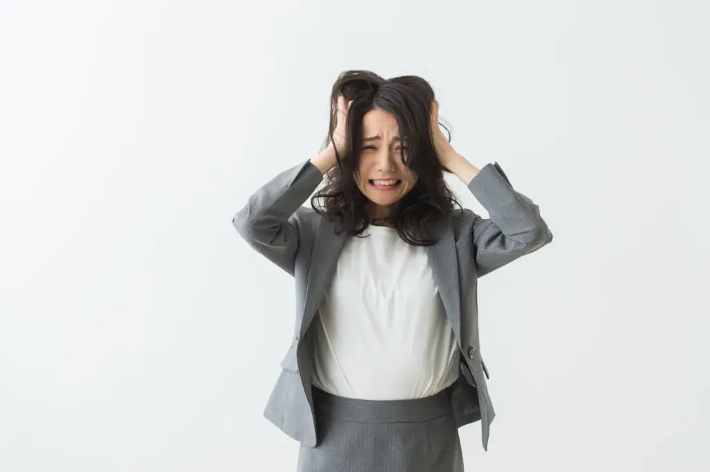 頭をくしゃくしゃにする女性