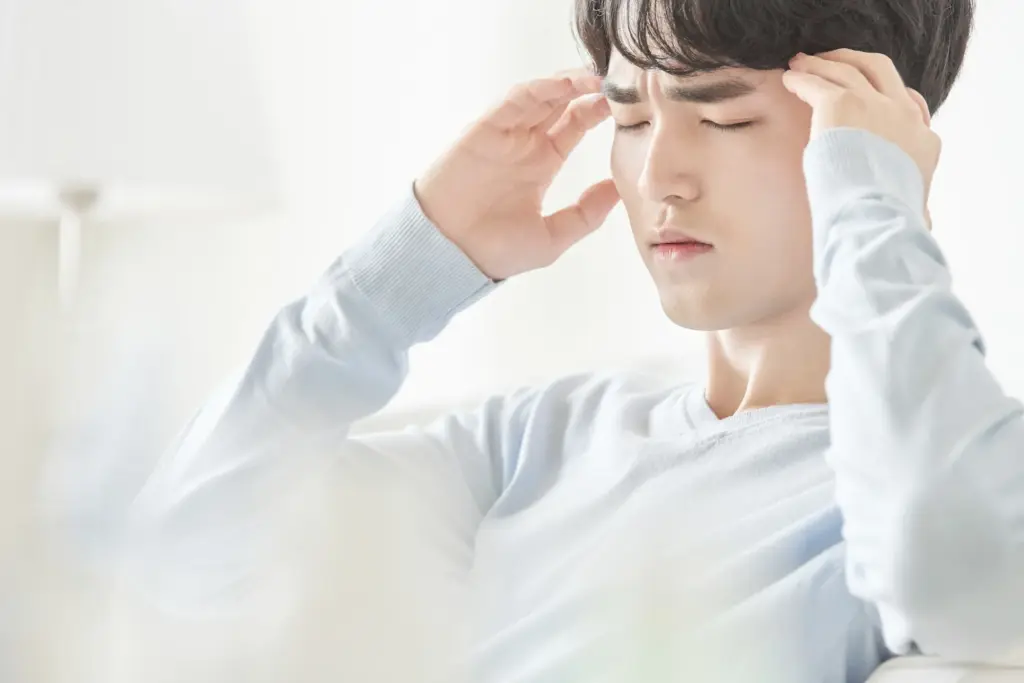 頭が痛そうな男性