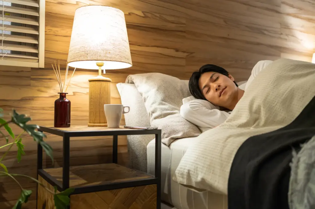 ベッドで眠る男性