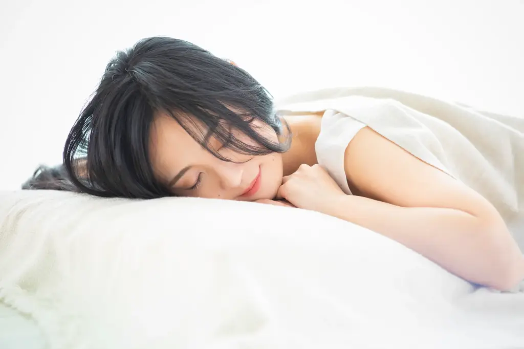 眠る女性