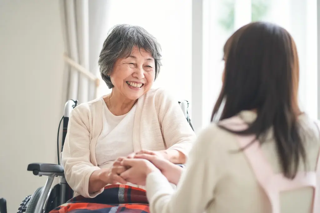老いた女性と若い女性