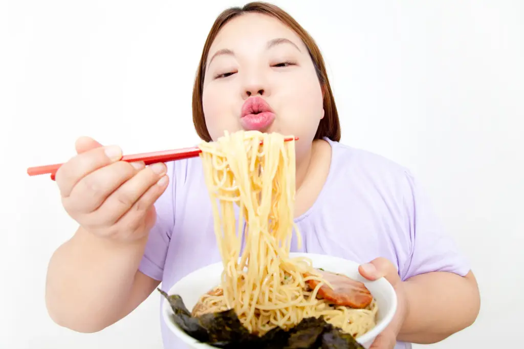 ラーメンを食べる女性