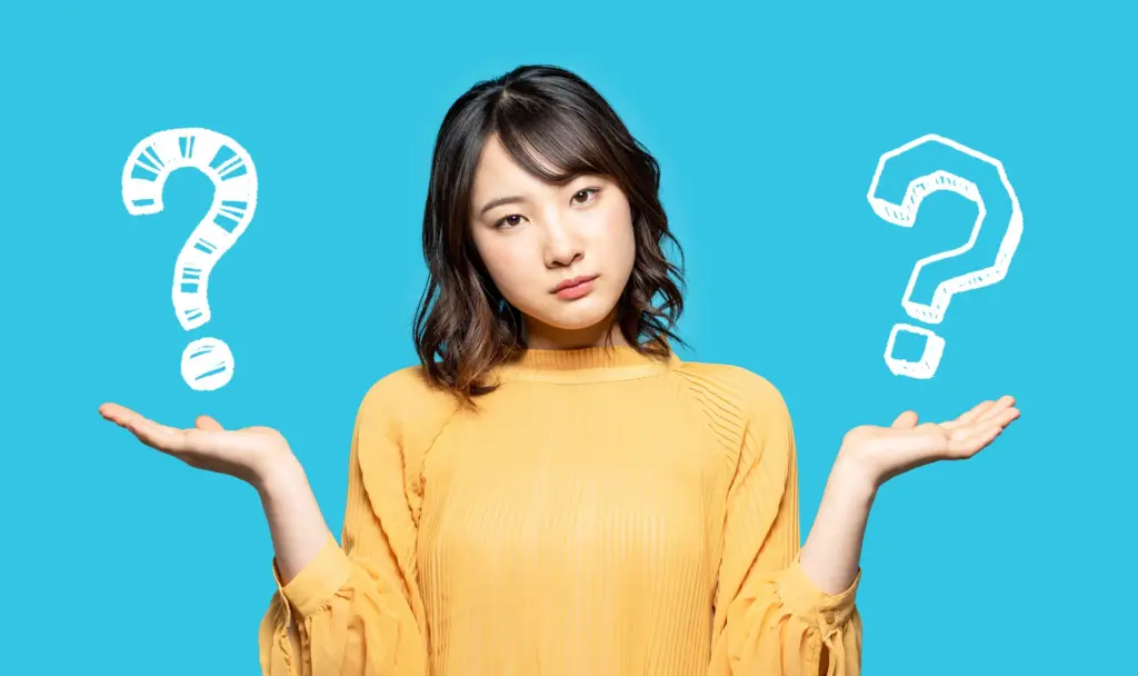 ？が浮かぶ女性