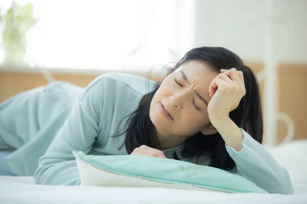 寝起きに毎日頭痛がするのは病気かも？原因と対処法を分かりやすく解説！
