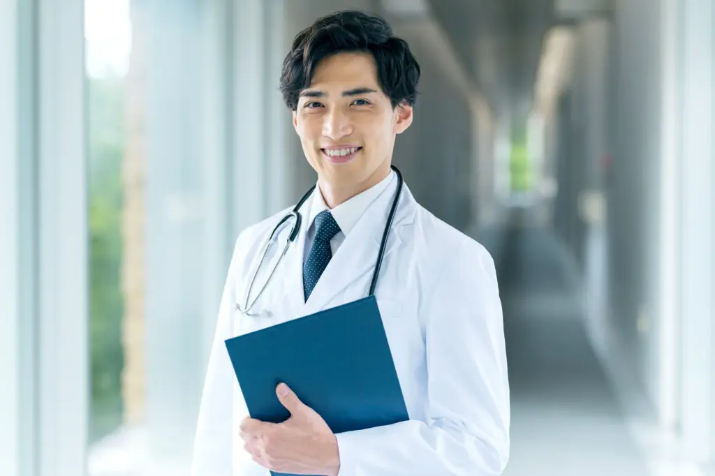 白衣の男性医師