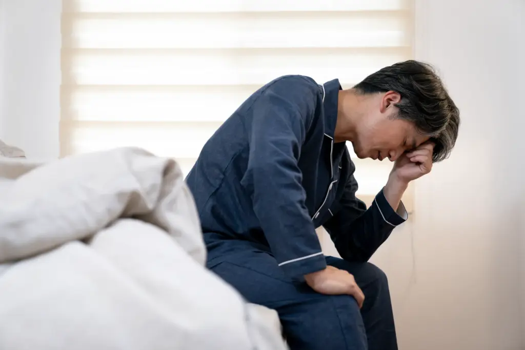 寝起きがつらそうな男性