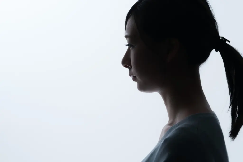 暗い部屋の女性