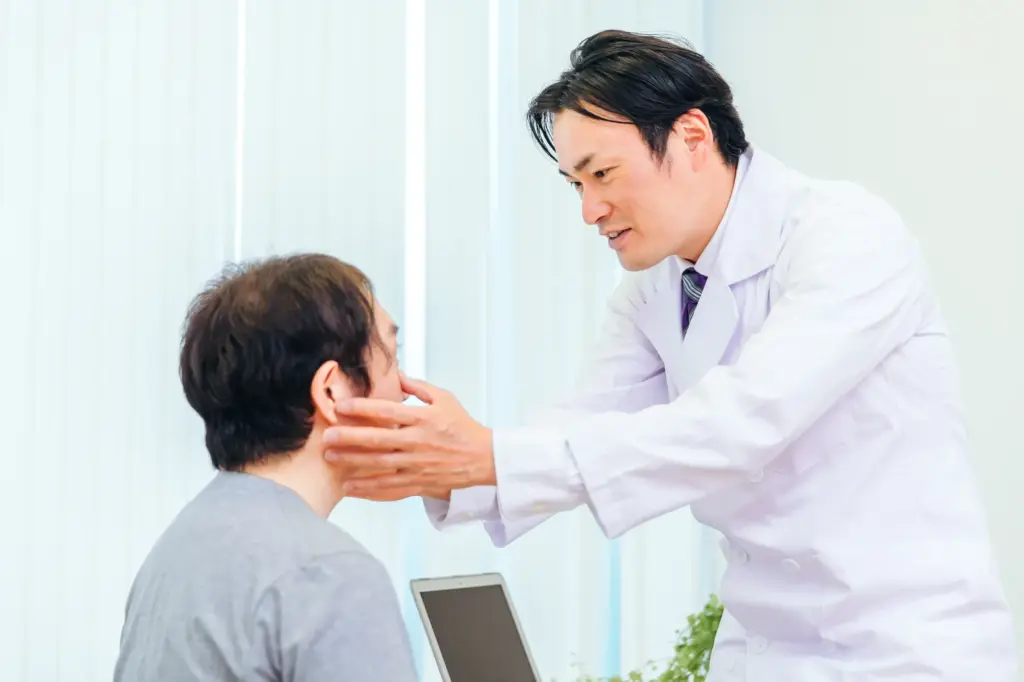 診察をする医師