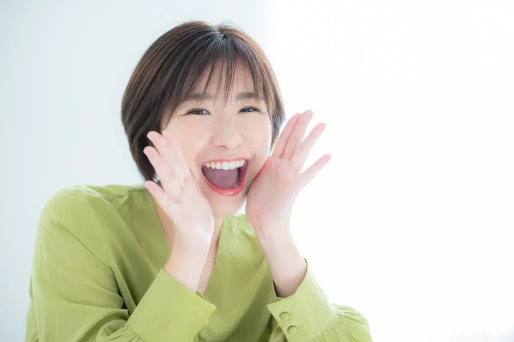 口を開けて笑顔な女性