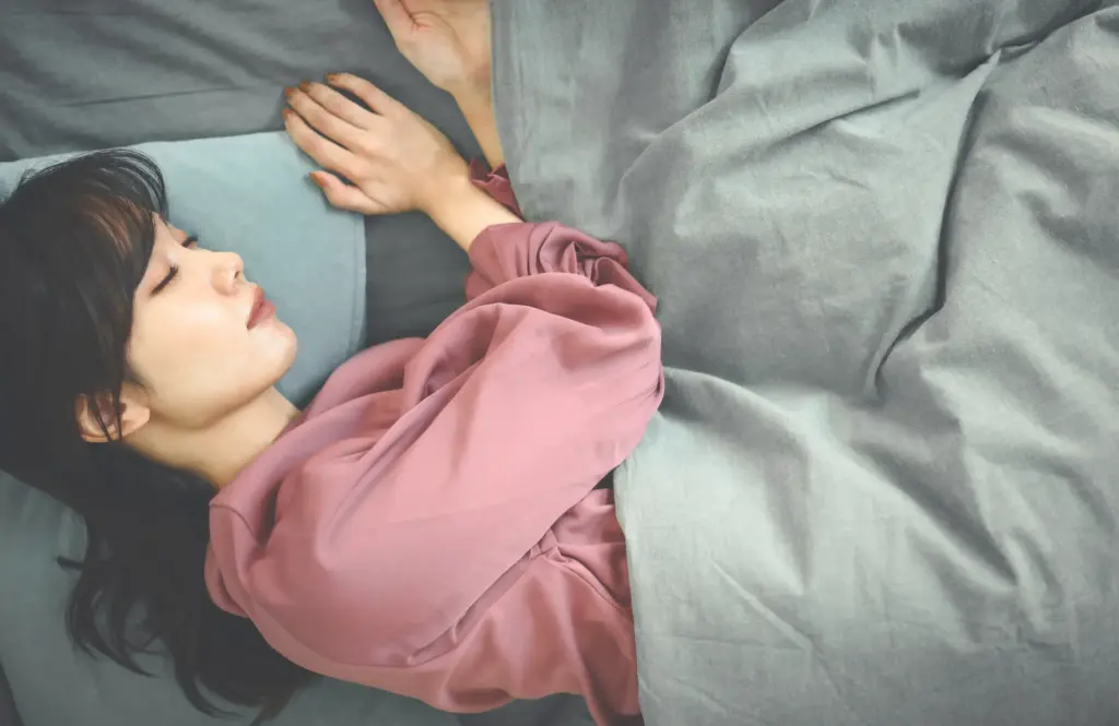 眠る女性