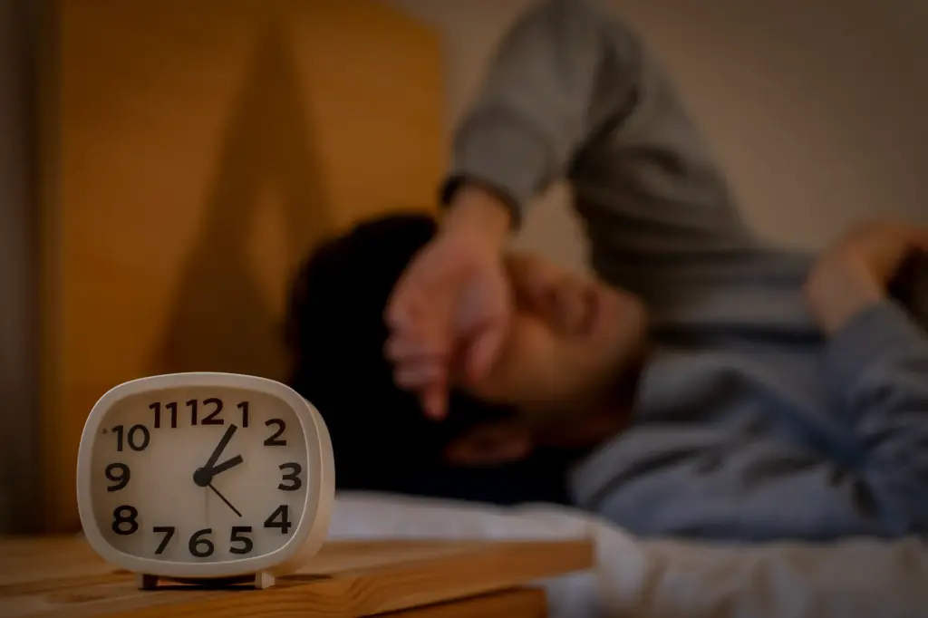 眠れない男性