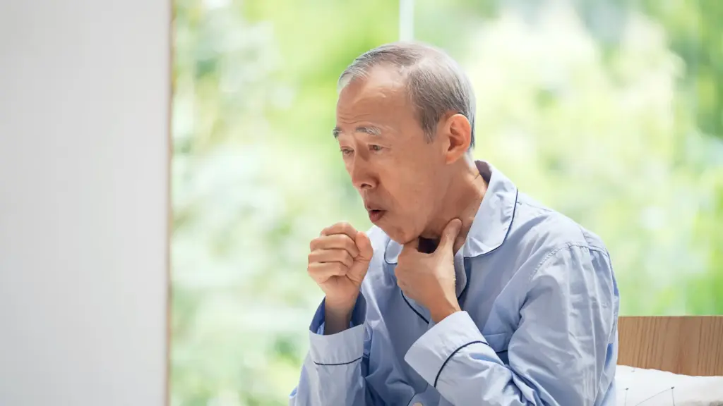 喉を抑え苦しそうな男性