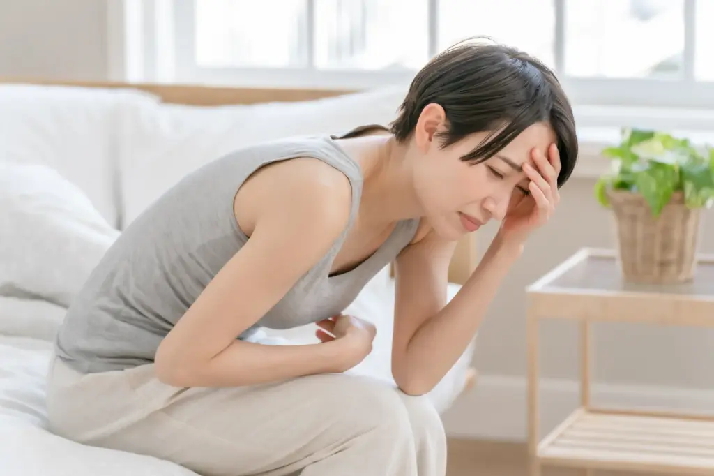頭を押さえる女性