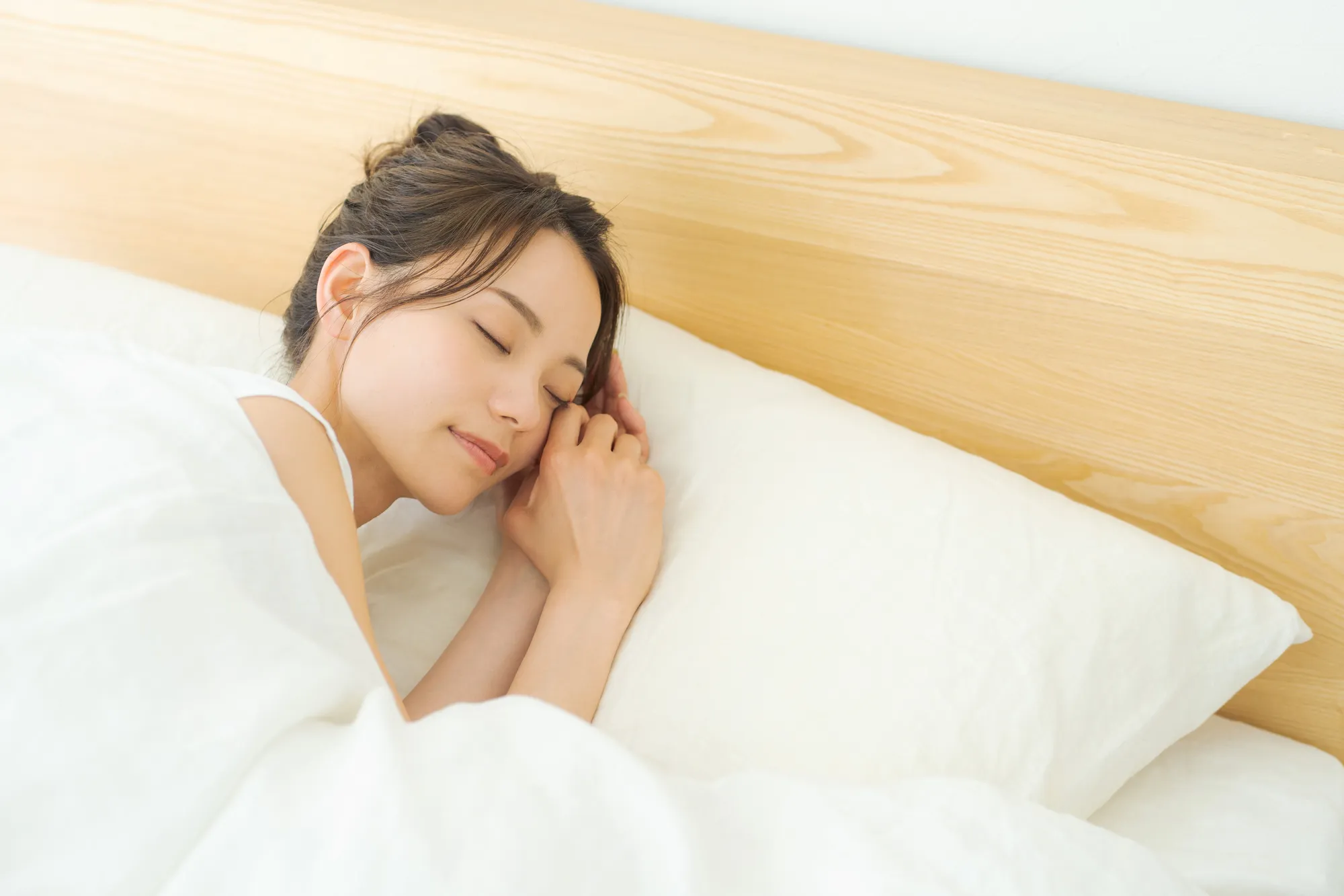 ベッドで眠る女性